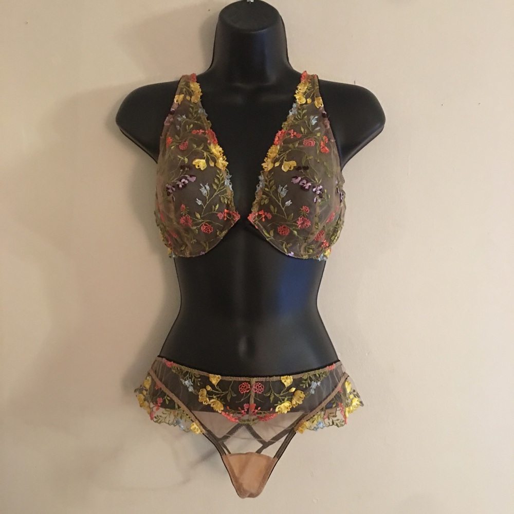 Victoria Secrets Floral Embroidered Intimate Set: 32F Bra and M/M Panty